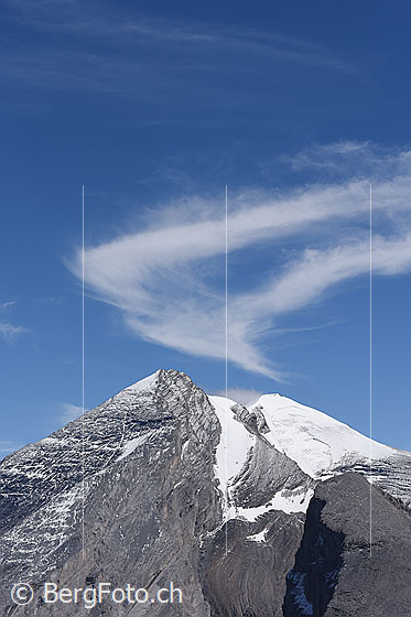 Foto: Geschwungene Schleierwolke über Altels und Balmhorn.