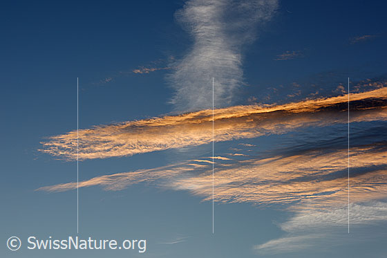 Foto: Interessant geformte und gefärbte Wolken am Himmel.