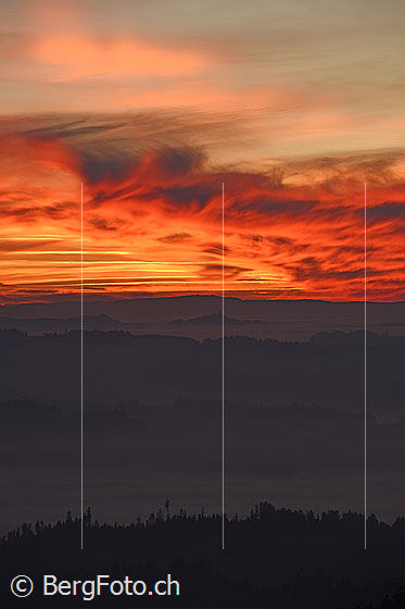 Foto: Abendstimmung mit glühenden Wolken.