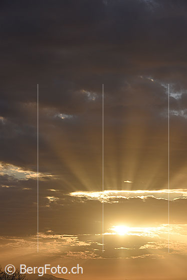 Foto: Sonnenstrahlen leuchten durch Loch in Wolkendecke.