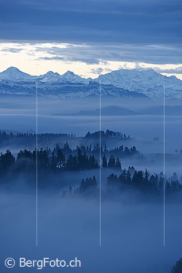 Foto: Winterliche Morgenstimmung mit Nebelmeer.