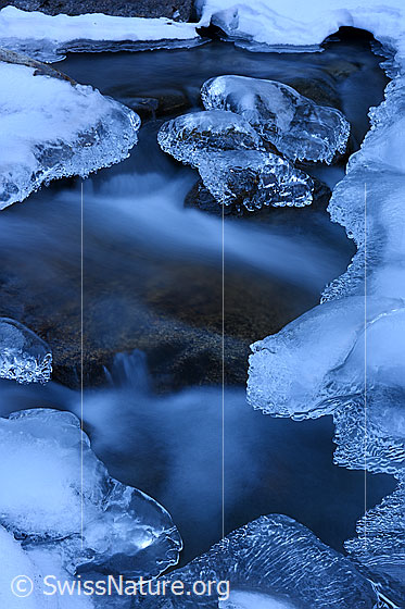 Foto: Kunstvolle Eisgebilde in Bergbach (Langzeitbelichtung).