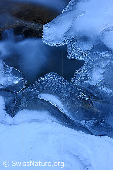 Foto: Kunstvolle Eisgebilde in Bergbach (Langzeitbelichtung).