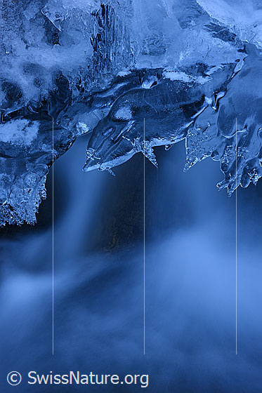 Foto: Kunstvolle Eisgebilde in Bergbach (Langzeitbelichtung).