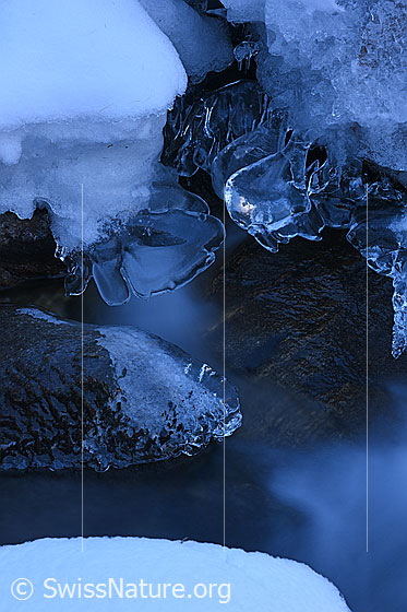 Foto: Kunstvolle Eisgebilde in Bergbach (Langzeitbelichtung).