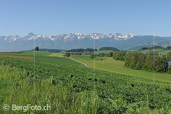 Foto: Kulturland vor Stockhornkette und Gantrisch. Rechts der Gerzensee.