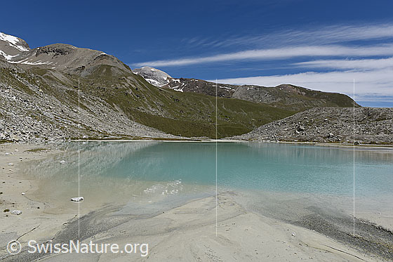 Foto: Bergsee im Vorfeld eines Gletschers.