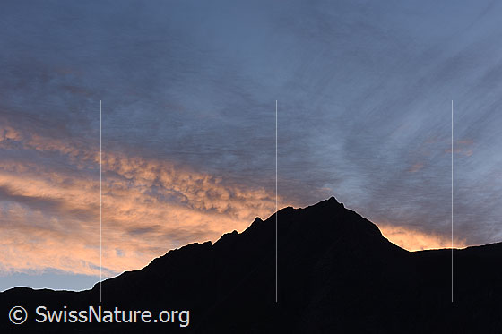 Foto: Glühende Wolken am Morgenhimmel.