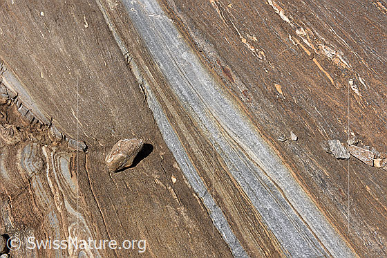 Foto: Stein auf strukturiertem Gletscherschliff.
