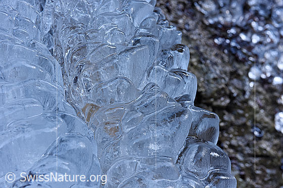 Foto: Eisgebilde mit interessant geformter Oberfläche.