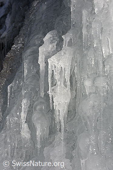 Foto: Vom Sonnenlicht modellierte Eisgebilde.