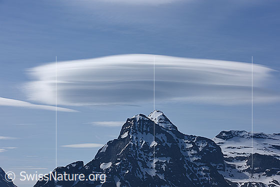 Foto: Linsenwolke über Berglandschaft mit Helsenhorn. Wolken sind spannende Fotomotive. Diese besondere Wolke kann während einer  Föhnlage entstehen.