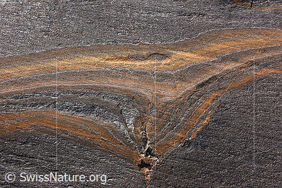 Foto: Kunstwerk im Gletscherschliff. Grundgestein: Bündner Schiefer