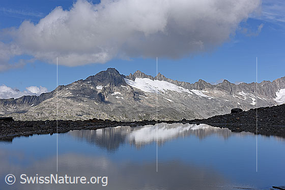 Foto: Schwache Spiegelung der Gärstenhörner in Gletschersee (proglazialer See).