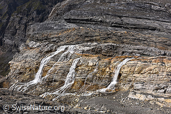 Foto: Wasserfälle im Abfluss des Kanderfirns. Beim hellen Gestein handelt es sich um Rötidolomit.