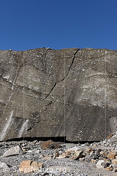 Foto: Riss in Eiswand (Front des Unteraargletschers). Hinter dieser Eiswand befindet sich eine Einsturztrichter. Ein Jahr später konnte dieser ohne Eiskontakt betreten werden.