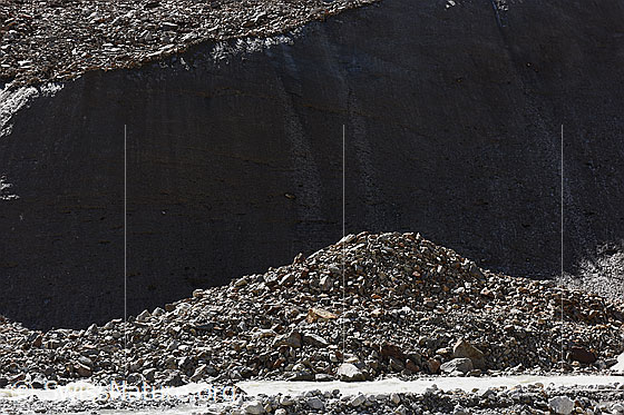 Foto: Geröll vor Eiswand. Die Eiswand (ev. Cliff) hat sich in der Nordflanke des Desortstocks gebildet.