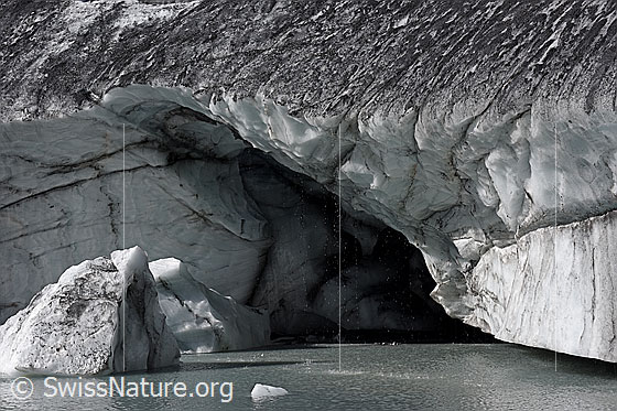 Foto: Grotte im Eisberg.