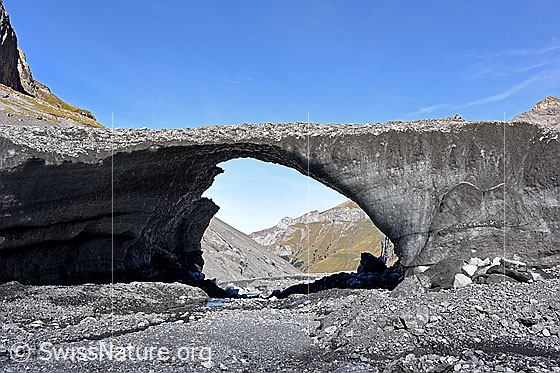 Foto: Dieser filigrane Eisbogen entdeckten wir im Herbst 2018 am Gamchigletscher. Im Juni 2019 war vom Bogen nichts mehr zu sehen.

