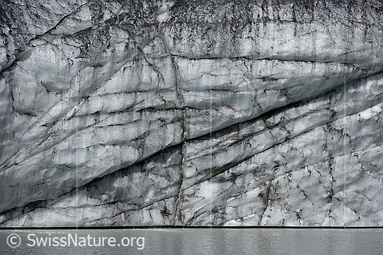 Foto: Strukturen im Gletschereis.