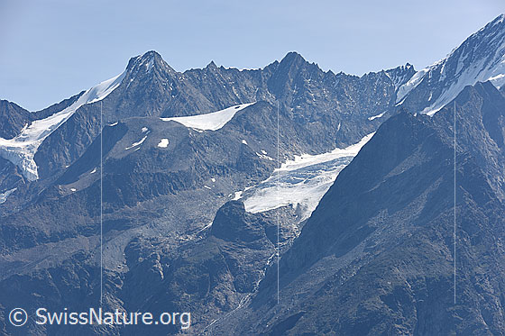 Foto: Dürrenhorn (neu Dirruhorn), Hohberghorn (neu Hobärghorn) und Festigletscher.
Der Felsbuckel vor dem Gletscher wird Chli Haupt genannt. Die Domhütte befindet sich links der Seitenmoräne des Festigletschers. DIe Normalroute auf den Dom führt von der Domhütte über den sichtabren Teil des Festigletschers und dann hoch ins Festijoch.
Weiterer Gipfel: Hohgwächte (fast horizontale Firnfläche oberhalb der Domhütte).