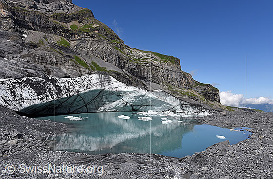 Foto: Randglazialer Gletschersee am Gamchigletscher. Dieser Gletschersee entleerte sich im September 2019.

