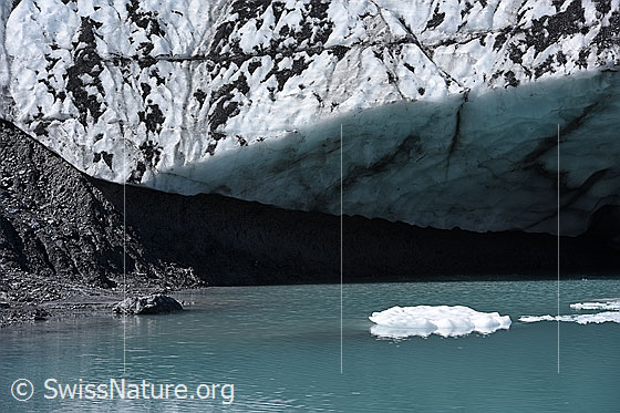 Foto: Detail Gletschersee und Eisscholle.