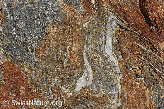 Foto: Felsblock mit Runzelschieferung (Krenulation).

