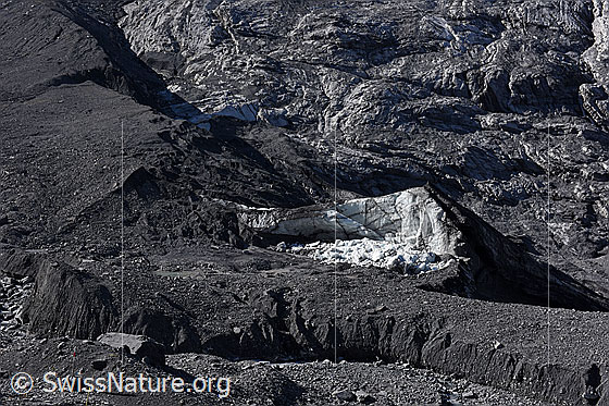 Foto: Der randglaziale See wurde von einem Riegel aus Eis gestaut. Wenige Tage vor der Aufnahme dieses Fotos ist der Eisriegel eingestürzt und der See ausgelaufen. Ansicht vom Bergweg, welcher von der östlichen Seitenmoräne zum Gletscher herunter führt.

