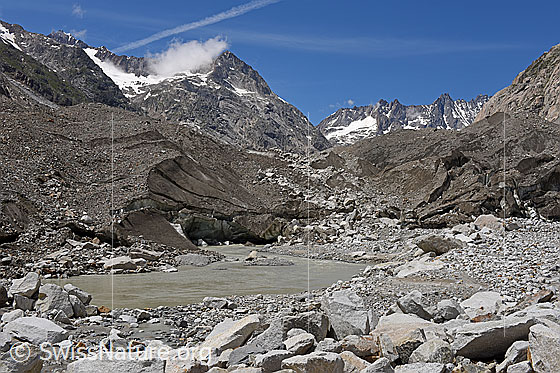 Foto: Eines der südlichen Gletschertore des Unteraargletschers. Links ist der Naturdamm zusehen, welcher von einem Murgang zwischen Juli 2019 und Juli 2020 aufgeschüttet wurde.
