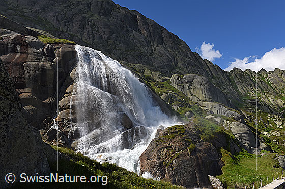 Foto: Eindrücklicher Wasserfall. Dieser Wasserfall wird mit Wasser gespiesen, welches für die Stromerzeugung gesammelt und durch Stollen in einen Stausee geleitet wird.
