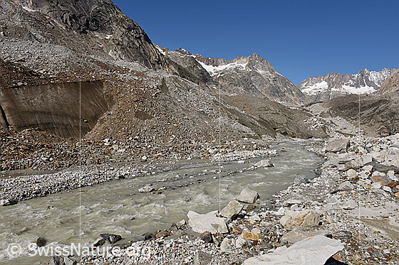 Foto: Unteraargletscher: Bereich des südlichen Gletschertor (Stand 7.2021).
Der Gletscherbach führt viel Wasser/Schmelzwasser.
Weiter links befindet sich ein weiterer Abfluss von Wasser/Schmelzwasser.
