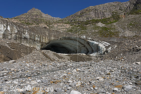 Foto: Unteraargletscher: Nördliches Gletschertor (Stand 7.2021). Höhe: ca. 12m.
Aus diesem Gletschertor fliesst nur wenig Wasser/Schmelzwasser.

