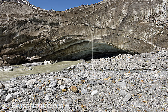 Foto: Unteraargletscher: Mittleres Gletschertor (Stand 7.2021). 
Höhe: ca. 5m.
Aus diesem Gletschertor fliesst viel Wasser.

