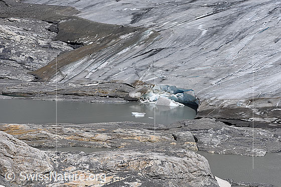Foto: Gletscherzunge und Gletschertor des Kanderfirns sowie davor liegender proglazialer See. Stand  Mitte Juni 2022.