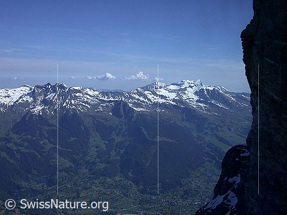 Foto: Blick von der Station Eigernordwand auf Grindelwald und die First-Region. Der höchste Punkt ist das Schwarzhorn.
