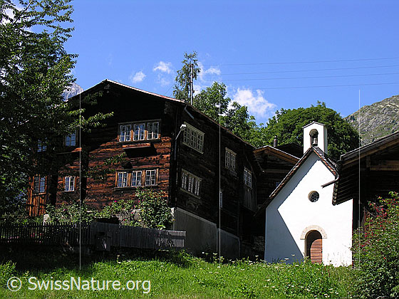 Foto: Wohnhaus und Kappelle im Weiler Egga bei Bellwald.