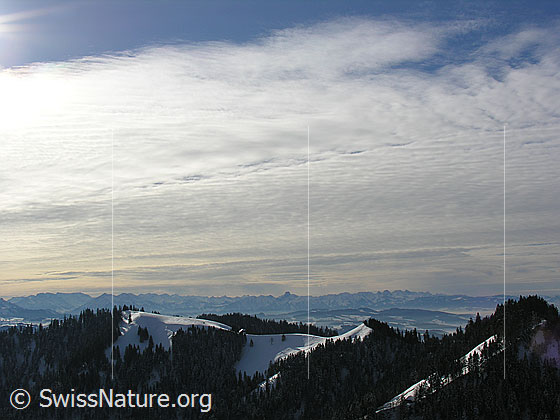Foto: Blick vom Farnliesel über die schneebedeckte Krete der Hohmatt Richtung Stockhorn. Der Himmel ist mit Schleierwolken überzogen.