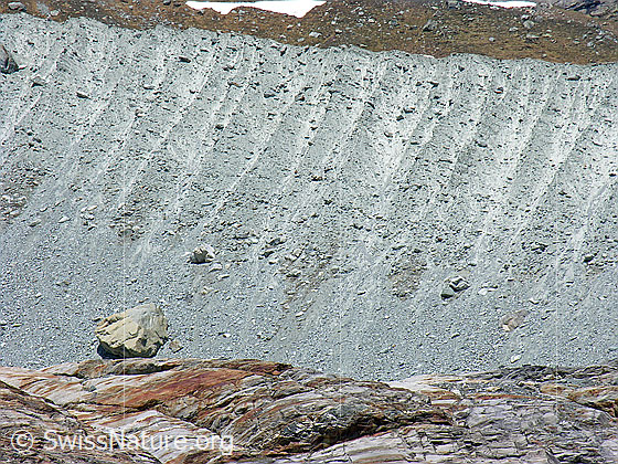 Foto: Moräne des Allalingletschers. Davor interessant gefärbter Gletscherschliff.