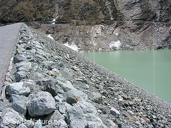 Foto: Blick auf die Bergseite des eindrücklichen Staudamms des Stausees Mattmark.