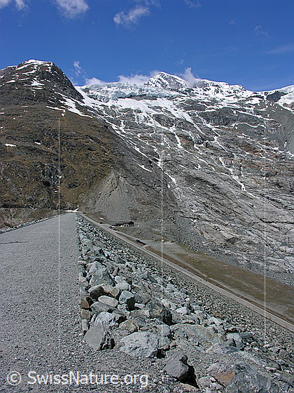 Foto: Blick vom Staudamm über die Talseite des Damms auf die Zufahrtsstrasse.