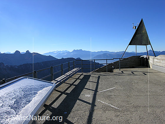 Foto: Plattform mit Panoramakarte und Vermessungspunkt (Triangulationspunkt) auf dem Gipfel des Rochers de Naye mit Ausblick auf Tour de Mayen, Tour d
