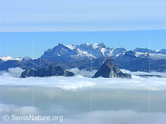 Foto: Kleiner Mythen und die Pyramide des Grosser Mythen ragen aus dem Nebelmeer. Dahinter sind Glärnisch und Bächistock zu sehen.