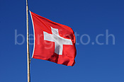 C053224: Schweizer Flagge im Wind