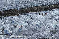 C062337: Alpinisten neben der Mittelmoräne des Aletschgletschers