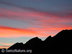Foto: Abendstimmung über Bergsilhouette