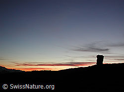 DSCN1087: Abendstimmung mit Steinmann (Mahnmal)