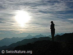 DSCN1107: Abendstimmung: Person blickt ins Tal