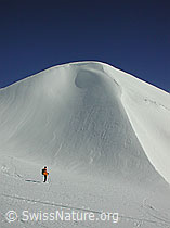 Foto: Skitourenfahrerin vor dem Gipfelaufbau