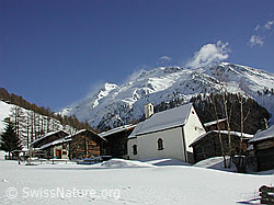 DSCN2476: Schinhörner und Bergdorf Imfeld mit Kapelle und Schnee